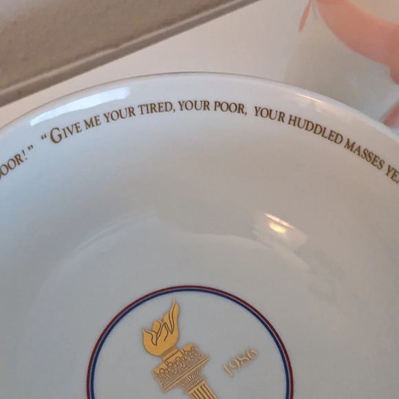 AVON VTG Statue Liberty Bowl 1985 Ceramic Torch Flame  Wood Base Commemorative - Picture 6 of 10